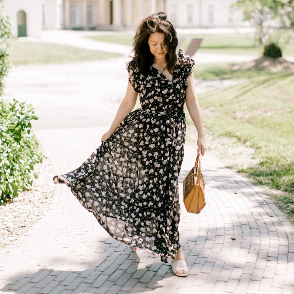 Never worn Dôen // Black Long 🌸 Floral Gown
